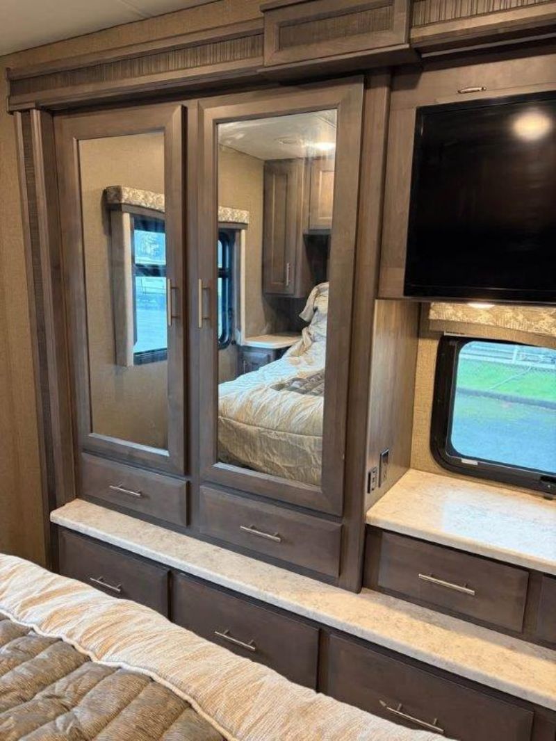 2021 Thor Motor Coach Magnitude SV34 - Image 21