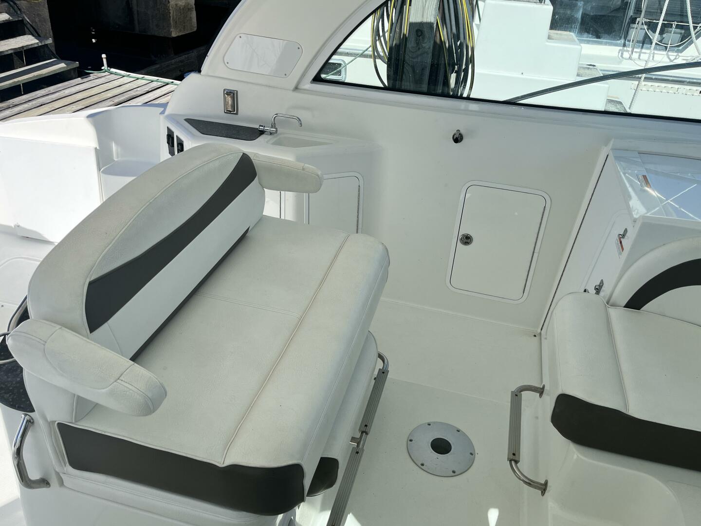 2008 Cruisers Yachts 390 Sport Coupe - Image 13