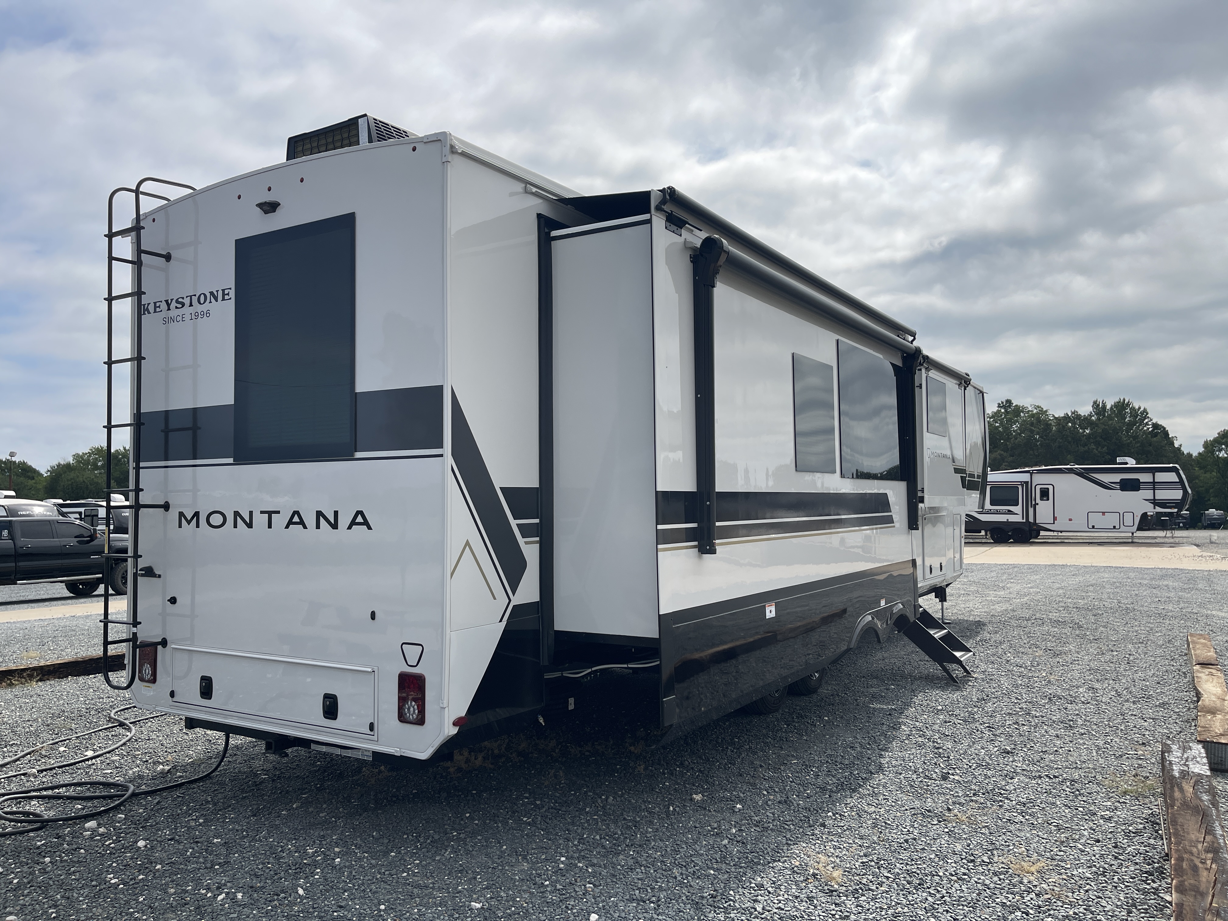 2027 Keystone Montana 3900RK - Image 7