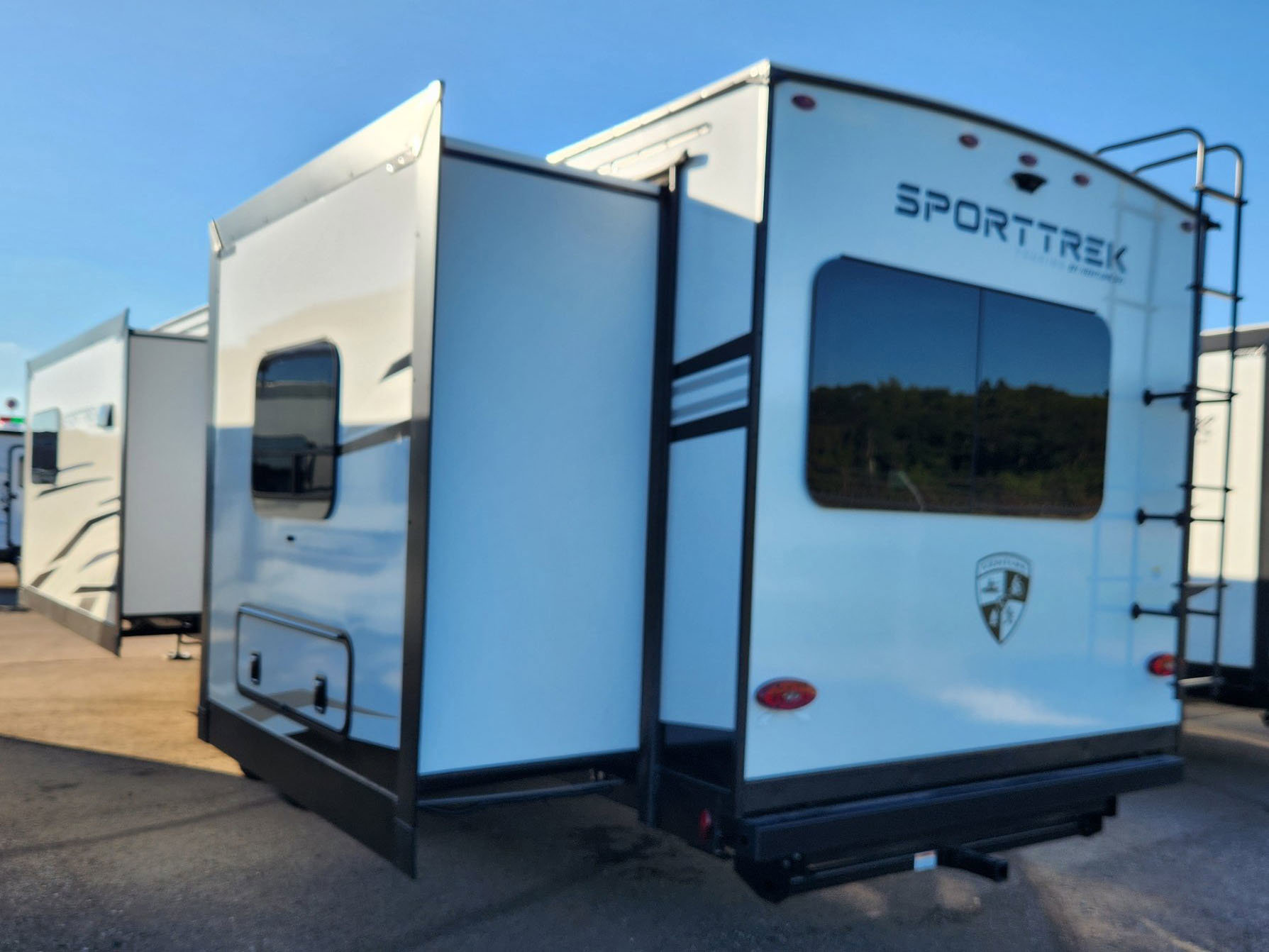 2026 VENTURE RV SPORTTREK 333VMI - Image 3