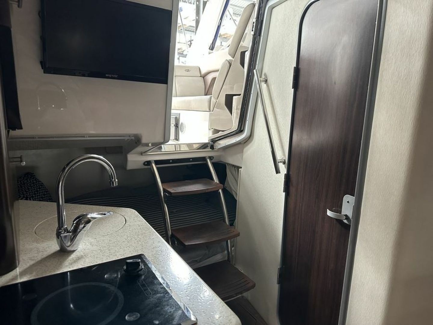 2017 Regal 28 Express - Image 4