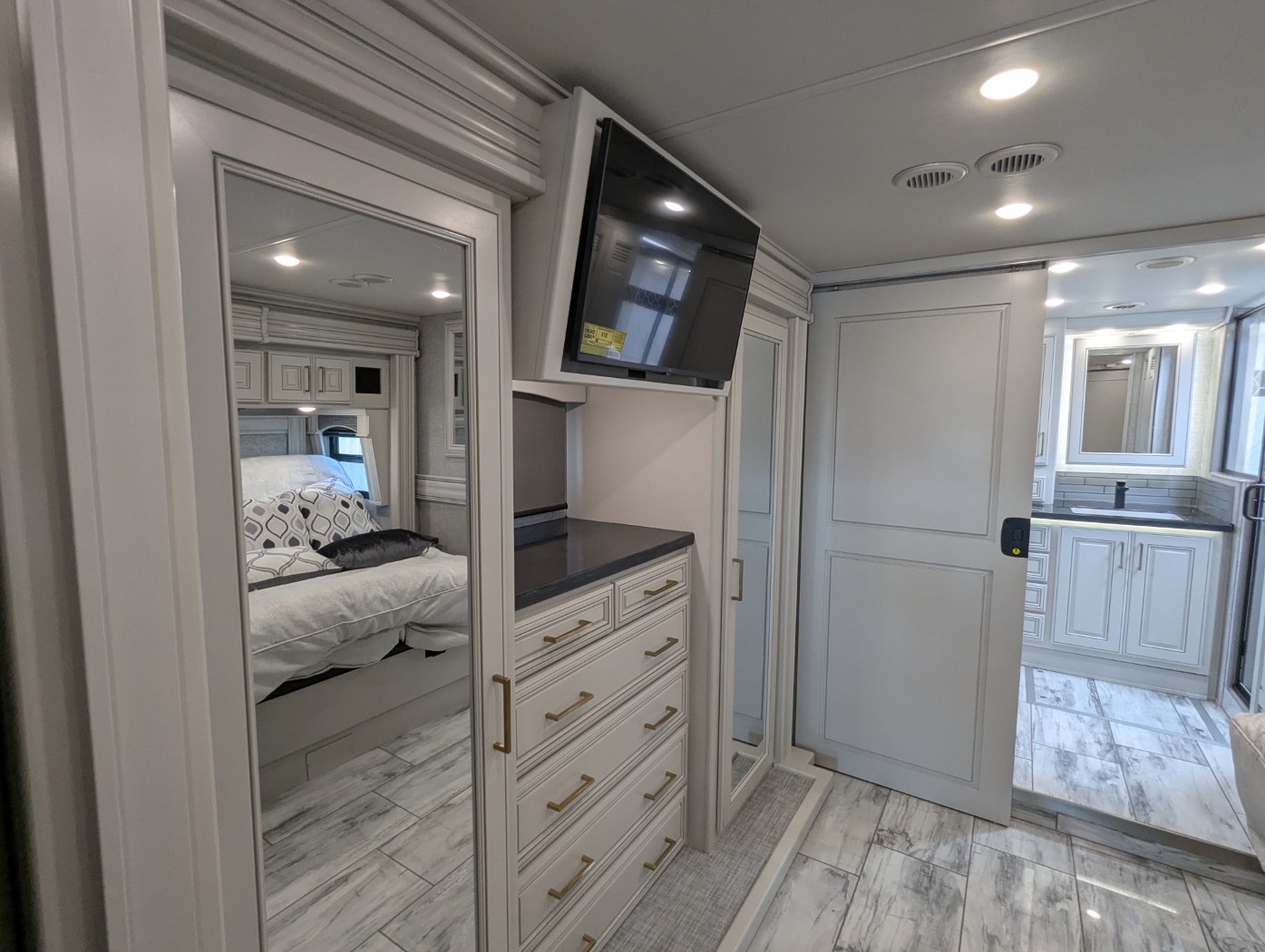 2026 Fleetwood Discovery LXE 40M - Image 32