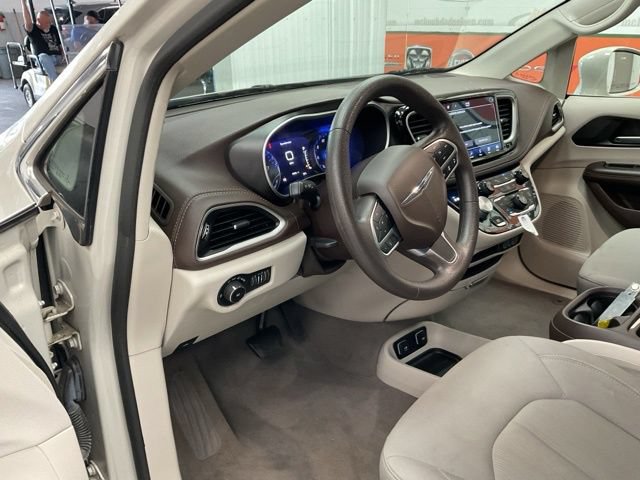 2021 Chrysler Pacifica Wagon 4D Touring - Image 16