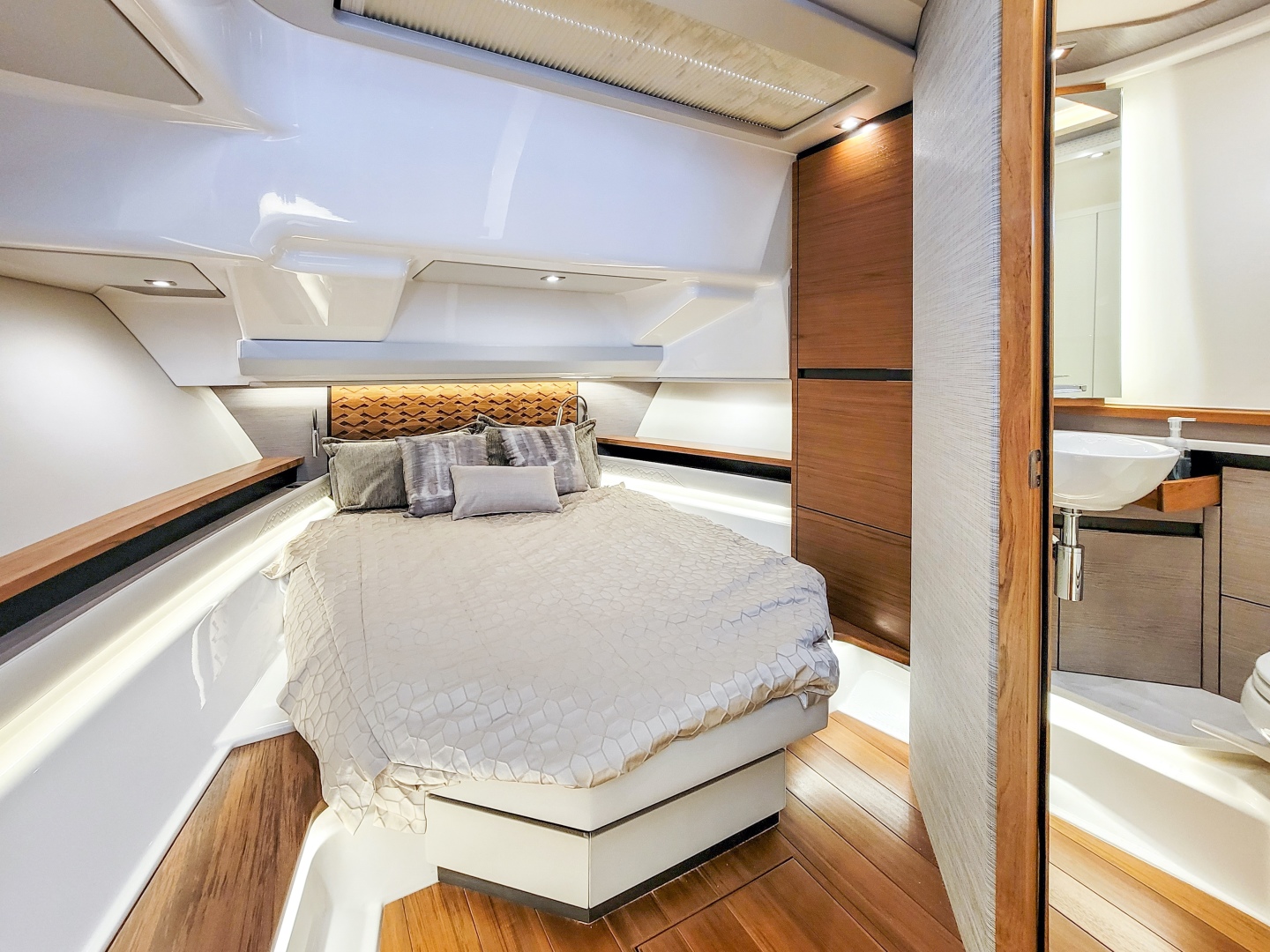 2022 Tiara Yachts - Image 26