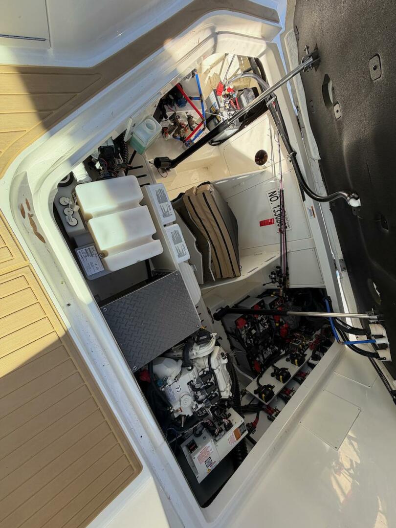 2023 Sea Ray 320 Outboard - Image 43