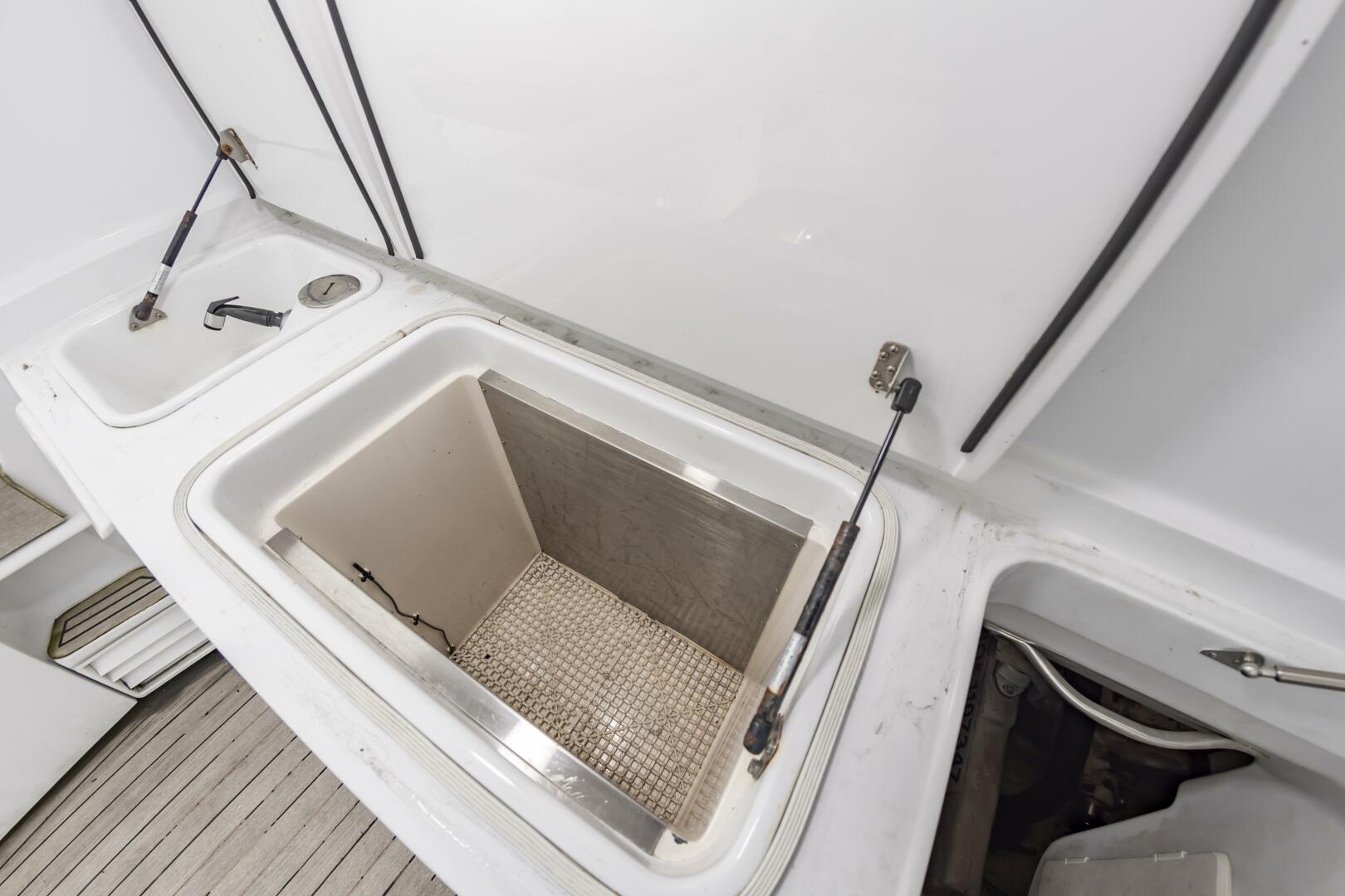 2001 Ocean Yachts 52 SUPER SPORT - Image 17