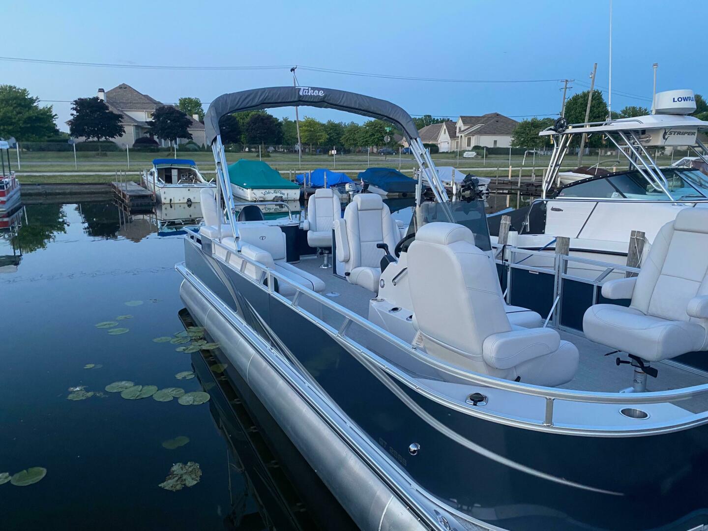 2022 Tahoe GT2585 Center Console Fishing Tritoon Base - Image 3