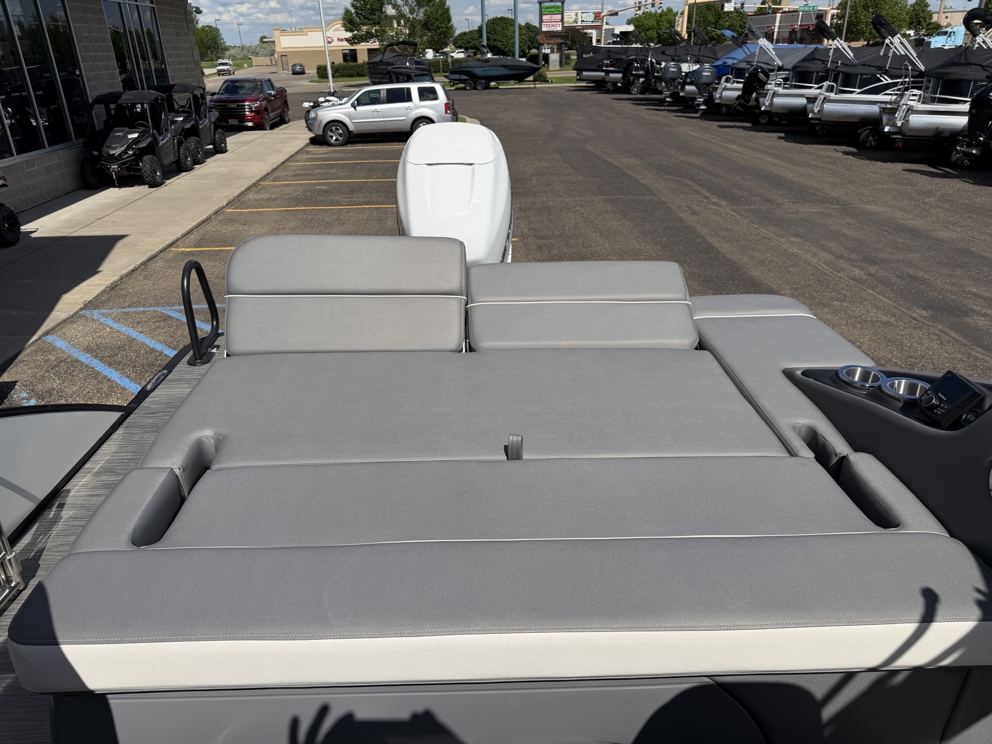 2023 Bennington 25QSBA Swingback with Power Arch - Image 28