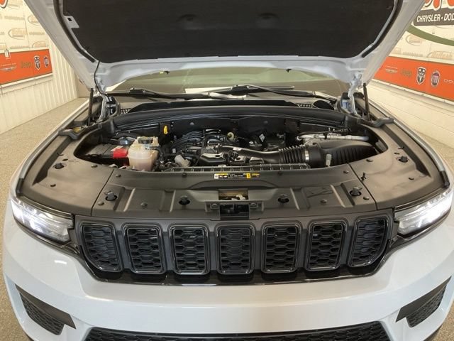 2023 Jeep Grand Cherokee Utility 4D Altitude 4WD - Image 12