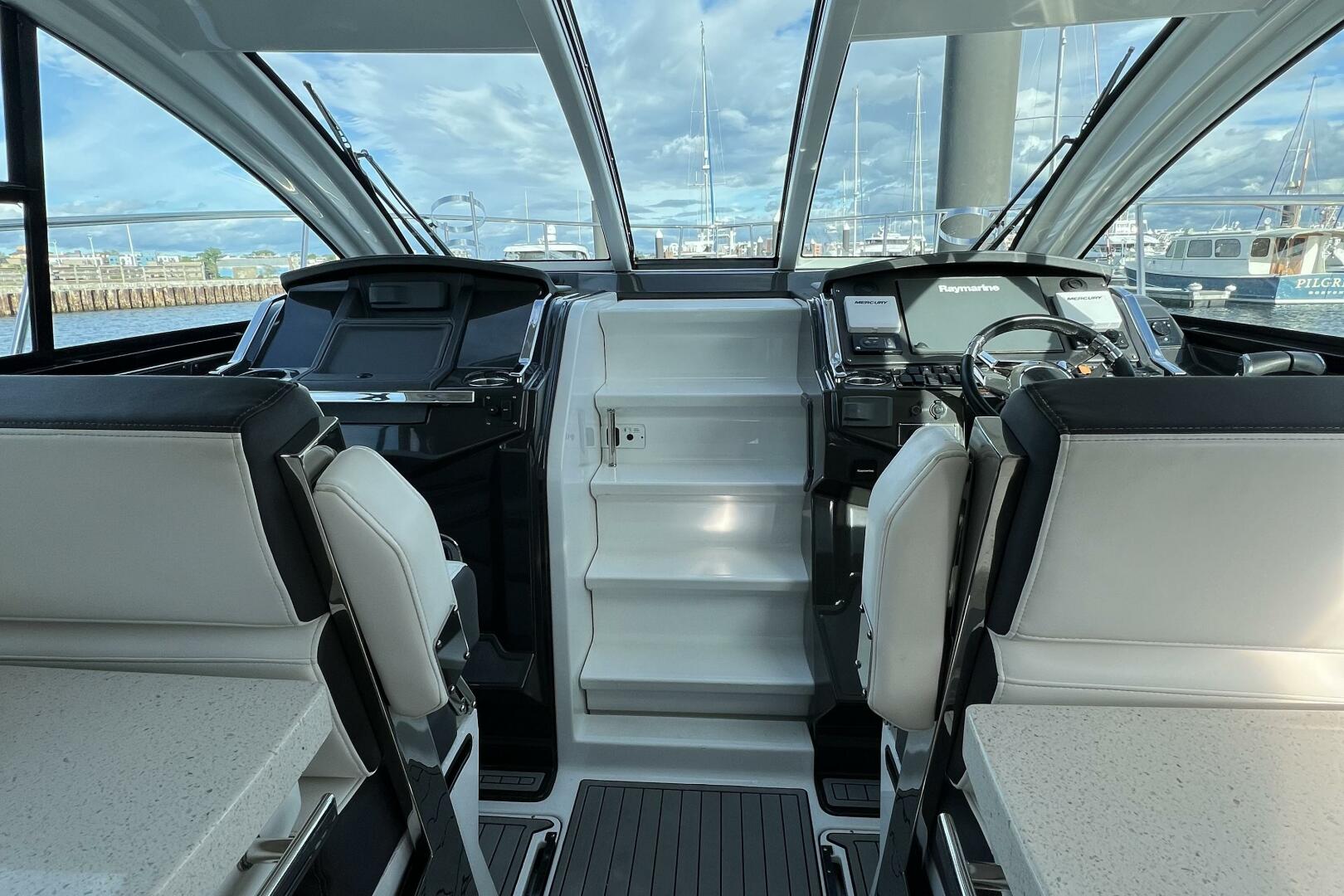 2018 Monterey 36 Sport Coupe - Image 10