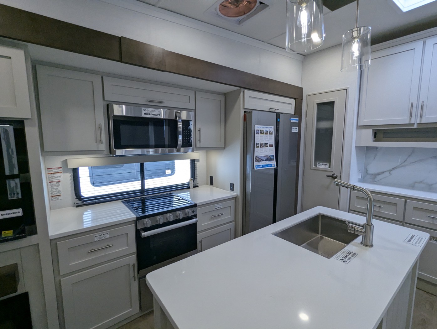 2027 Alliance RV Avenue 32RLS - Image 29