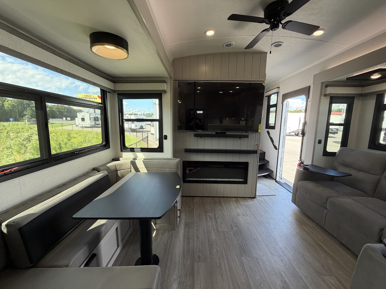2027 JAYCO NORTH POINT 391TBBH - Image 11