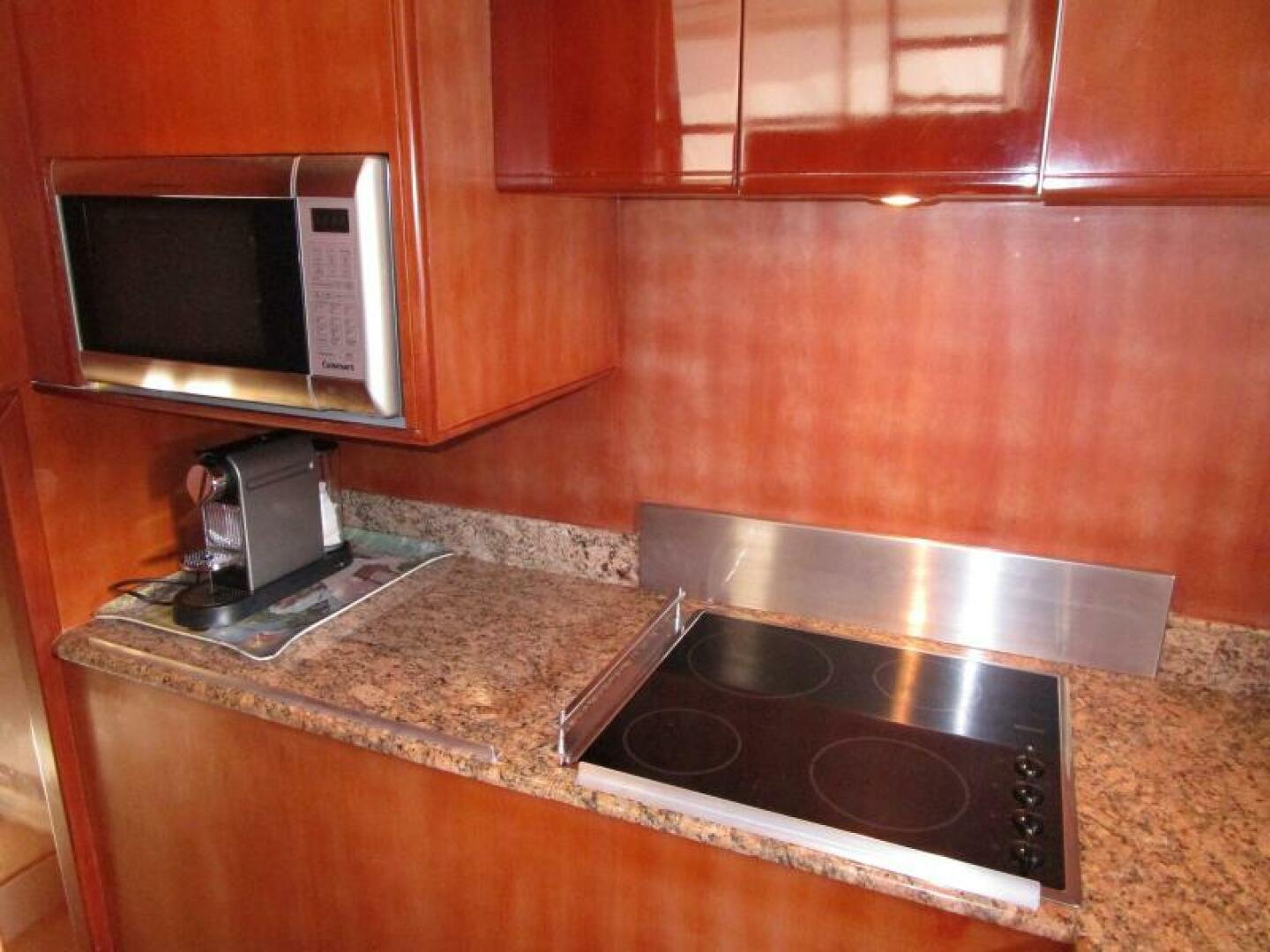 2003 Ferretti Yachts 590 Motor Yacht - Image 8