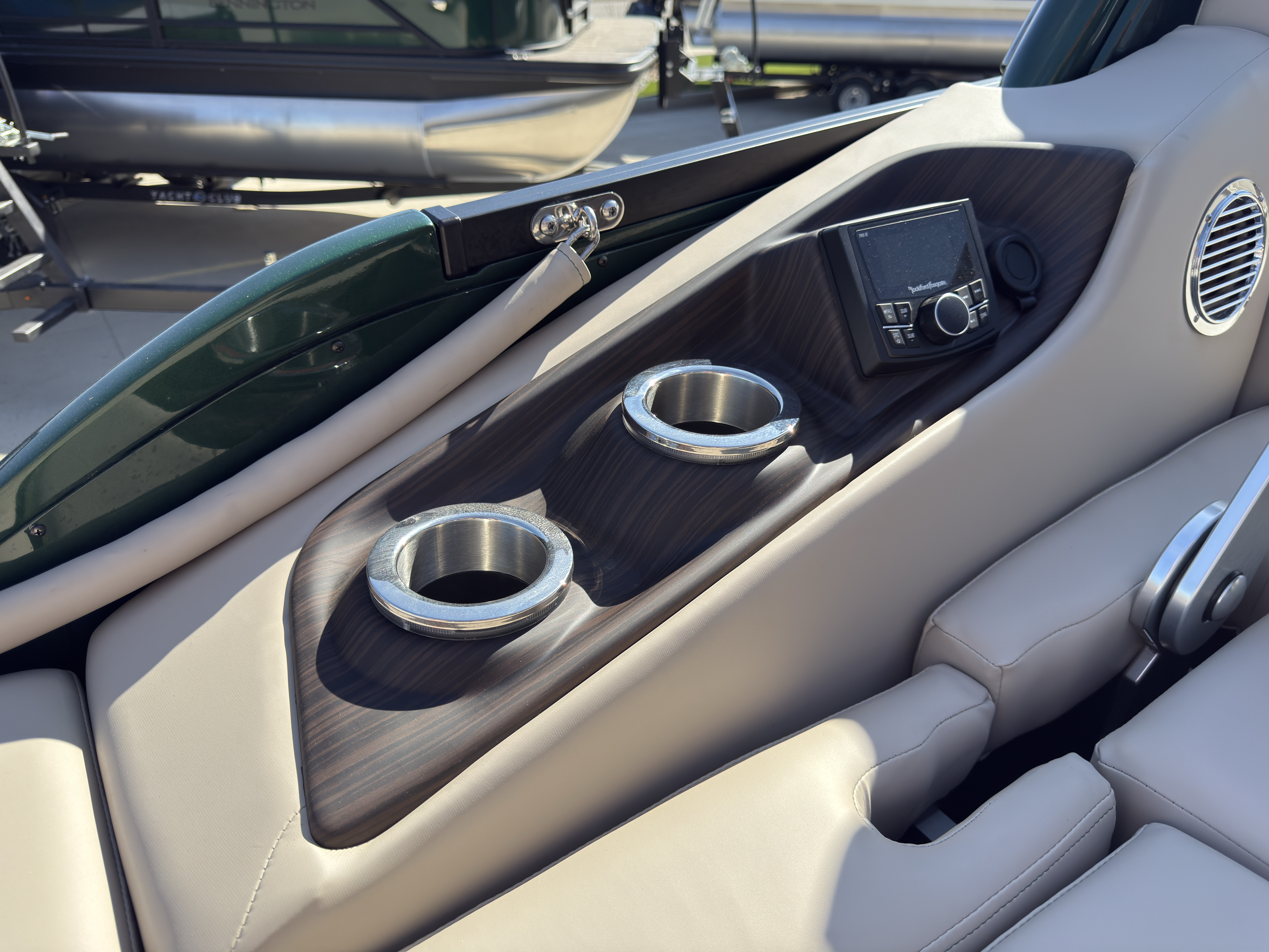 2026 Bennington 25QXSBA 425HP V10 Tritoon Pontoon - Image 43