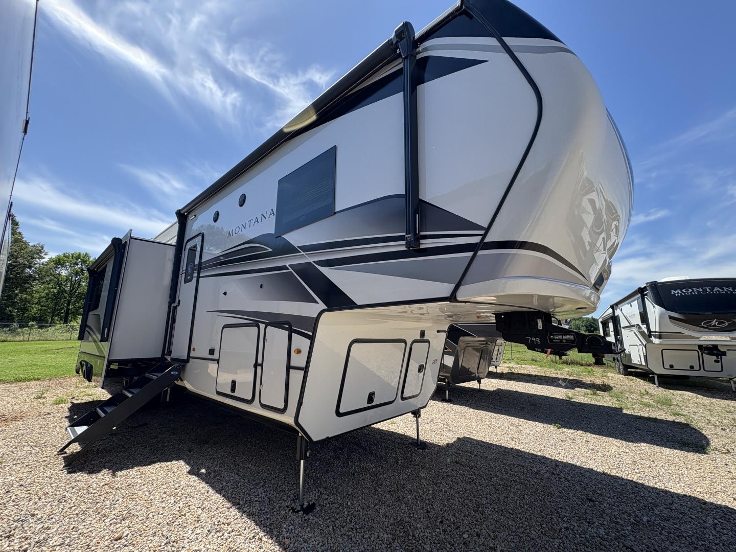 2025 Keystone Montana 3915TB - Image 1