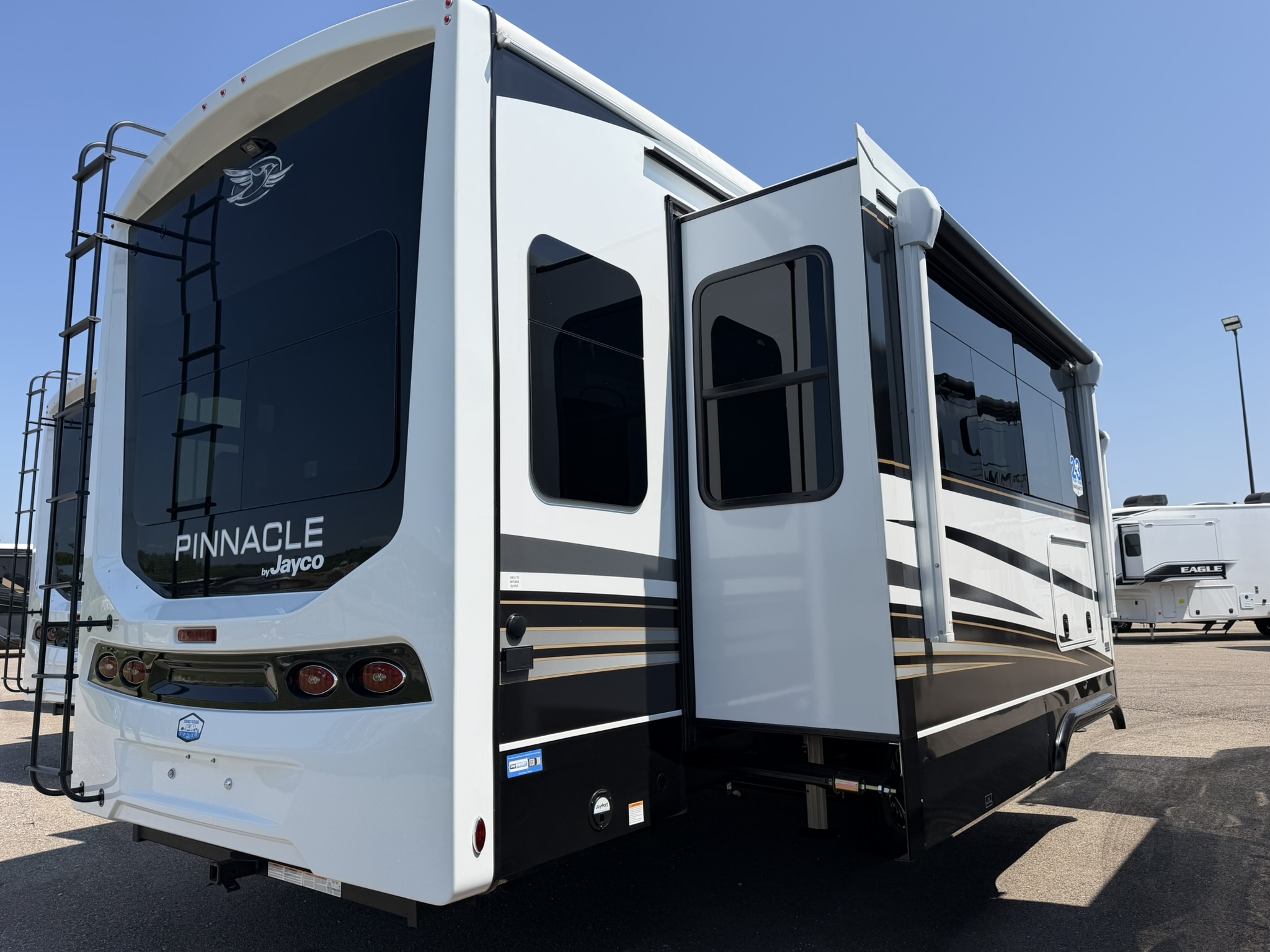 2027 JAYCO PINNACLE 32RLTS - Image 6
