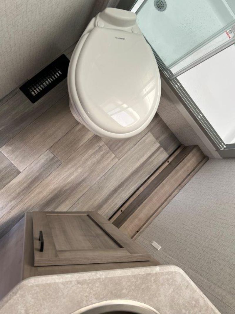 2022 Winnebago Voyage V3033BH - Image 13