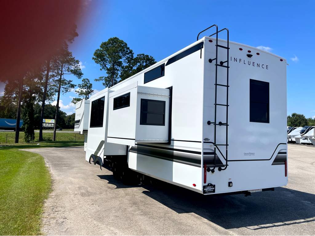 2027 GRAND DESIGN INFLUENCE 3804DS - Image 6