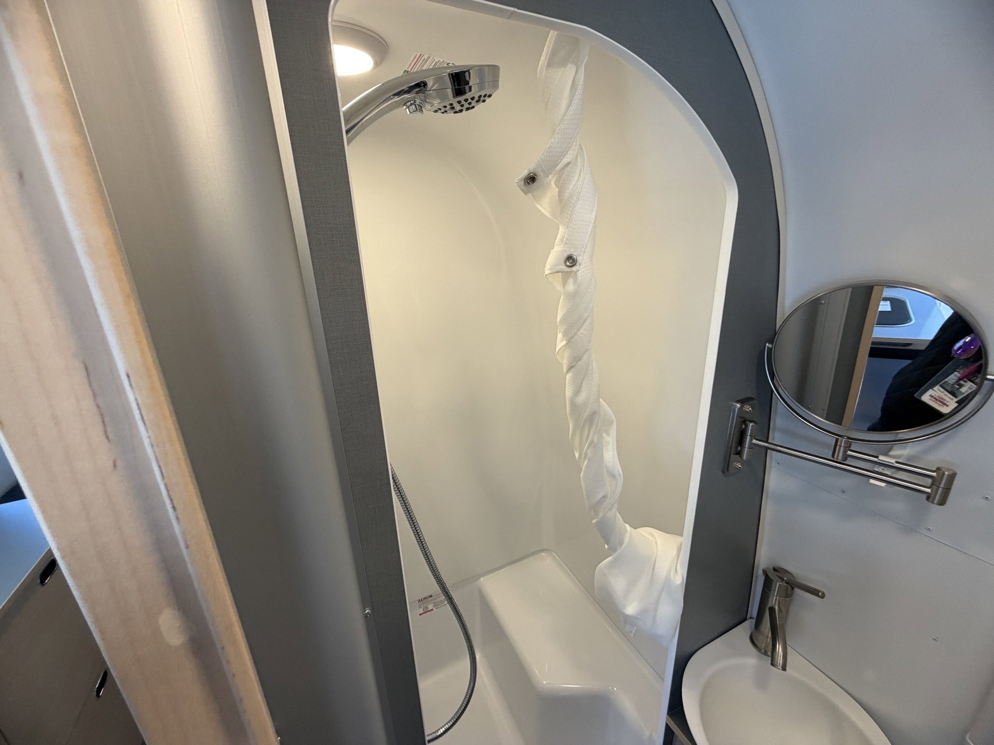 2026 AIRSTREAM WORLD TRAVELERUSA 22RB - Image 17