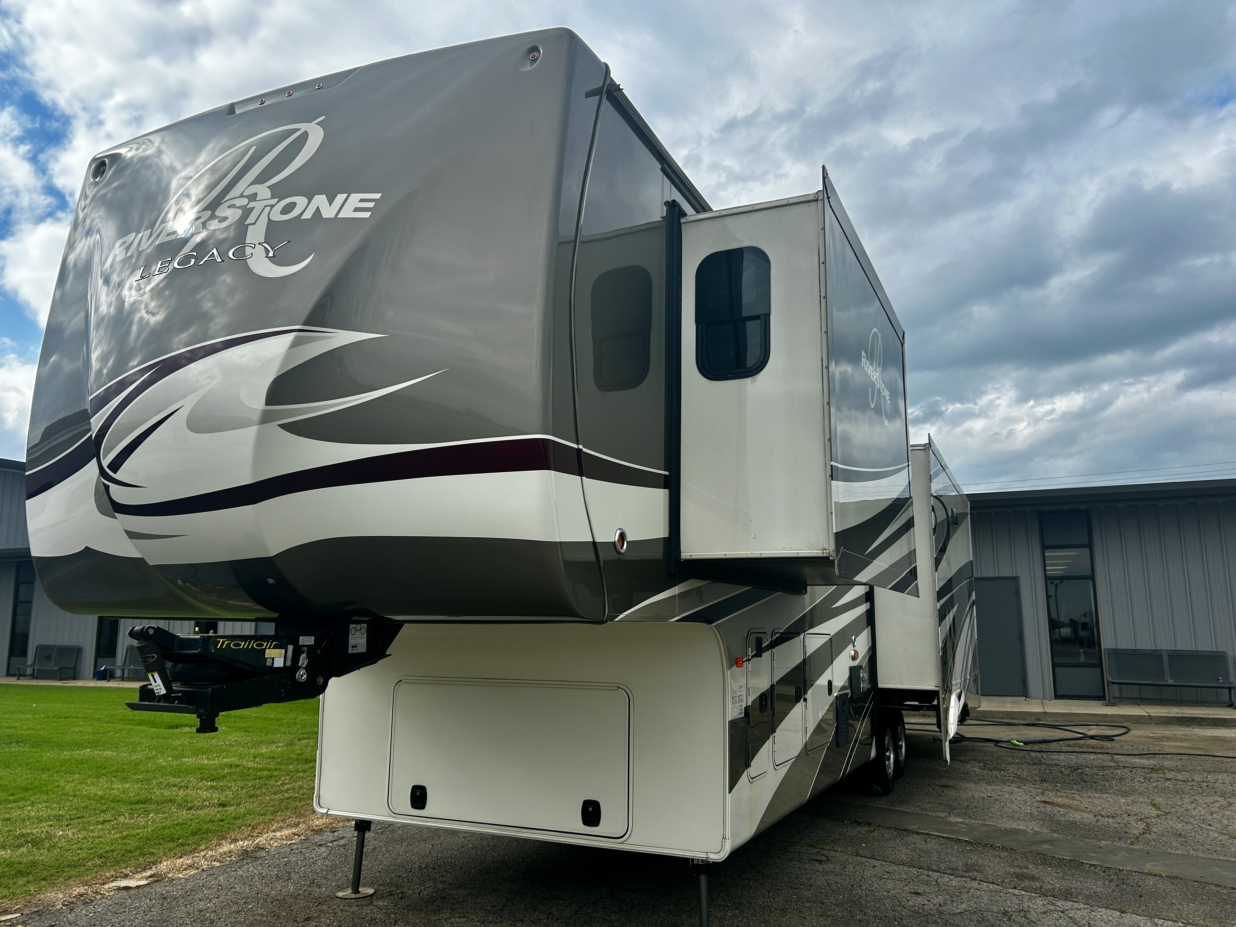 2017 Forest River Riverstone 38TS - Image 4