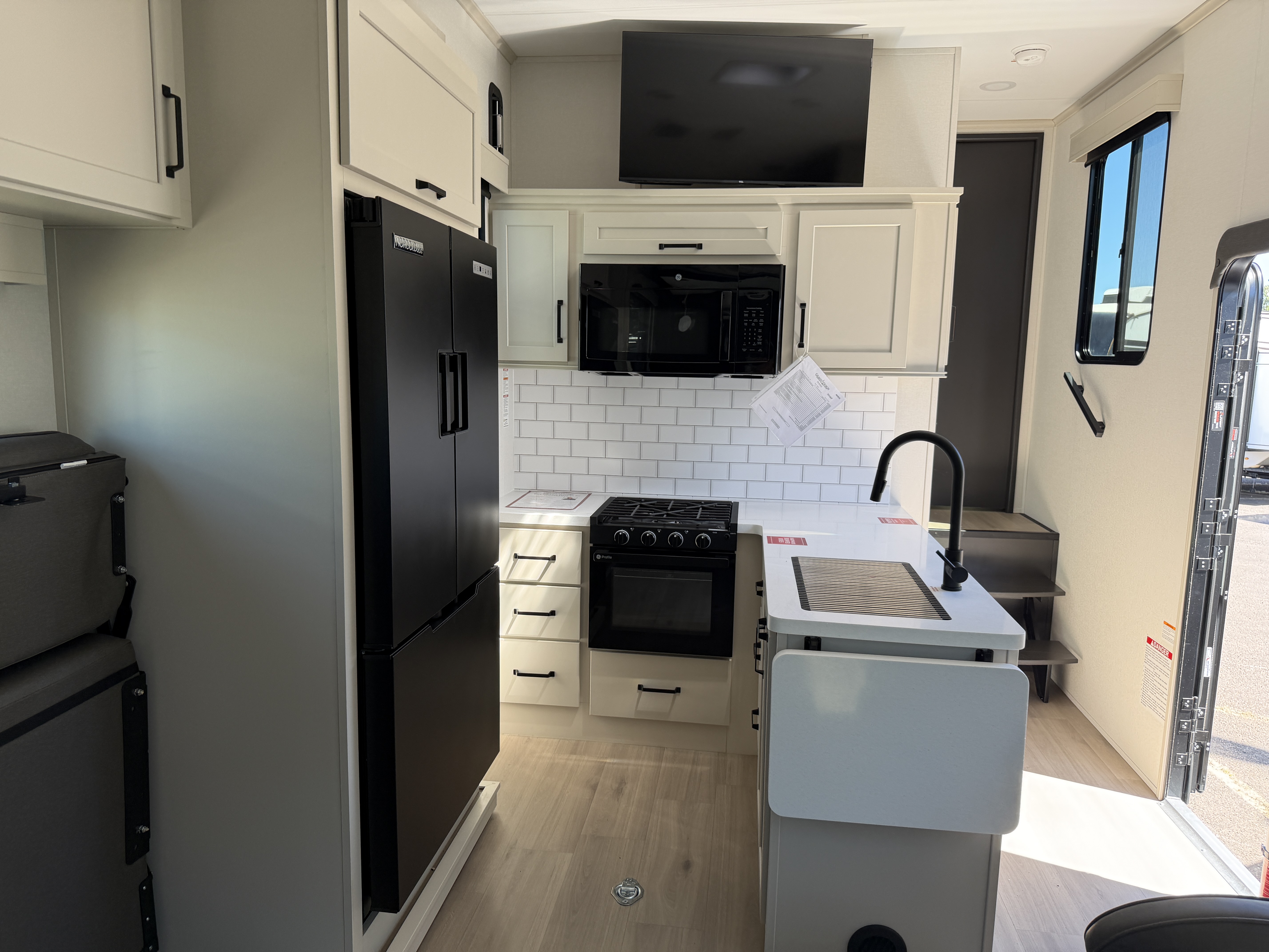 2026 Grand Design Momentum G-Class 325G - Image 12