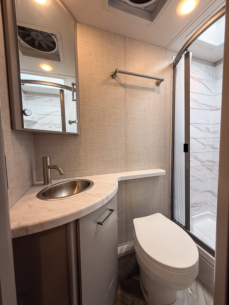 2025 THOR MOTORCOACH 24TT - Image 59