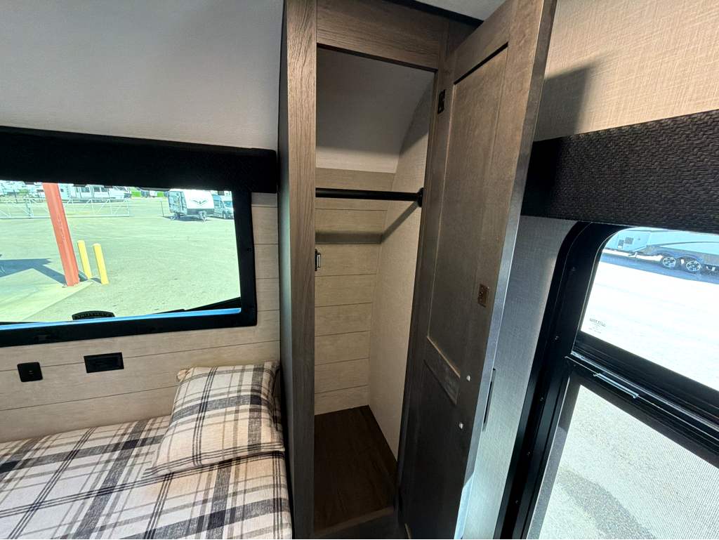2026 VENTURE RV SPORTTREK 363VFR - Image 35