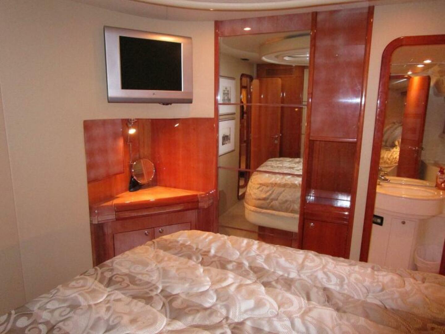 2003 Ferretti Yachts 590 Motor Yacht - Image 20