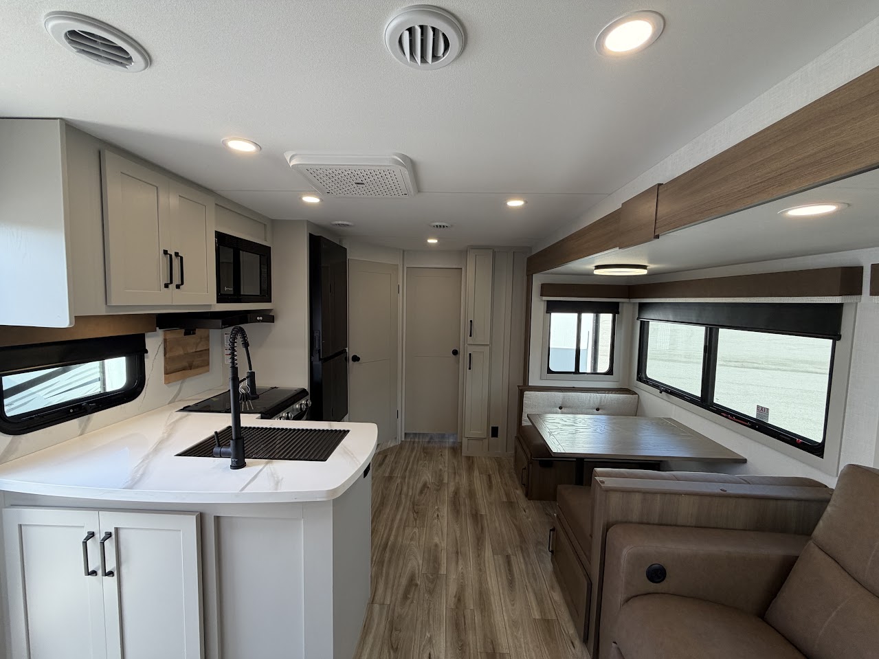 2027 VENTURE RV SPORTTREK 343VBH - Image 17