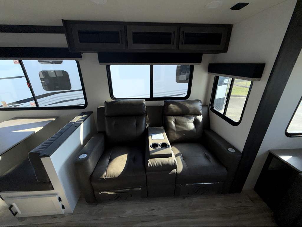 2026 VENTURE RV SPORTTREK 303VIK - Image 15