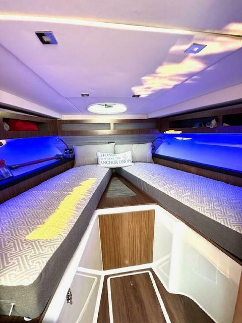 2020 Four Winns Vista 355 Coupe OB - Image 35