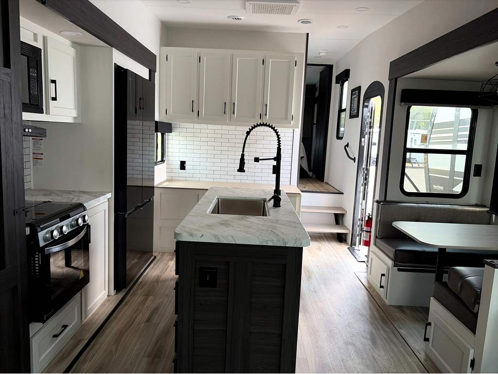 2027 VENTURE RV SPORTTREK 303VIK - Image 11