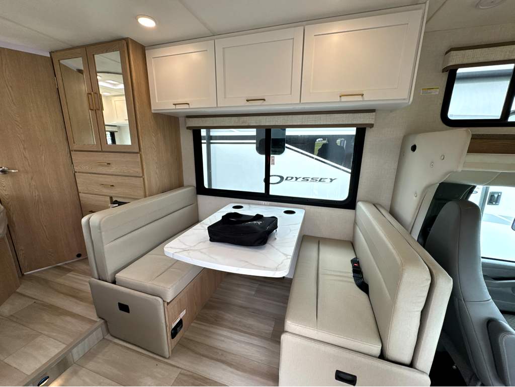2027 THOR MOTOR COACH MAGNITUDE GA21 - Image 8