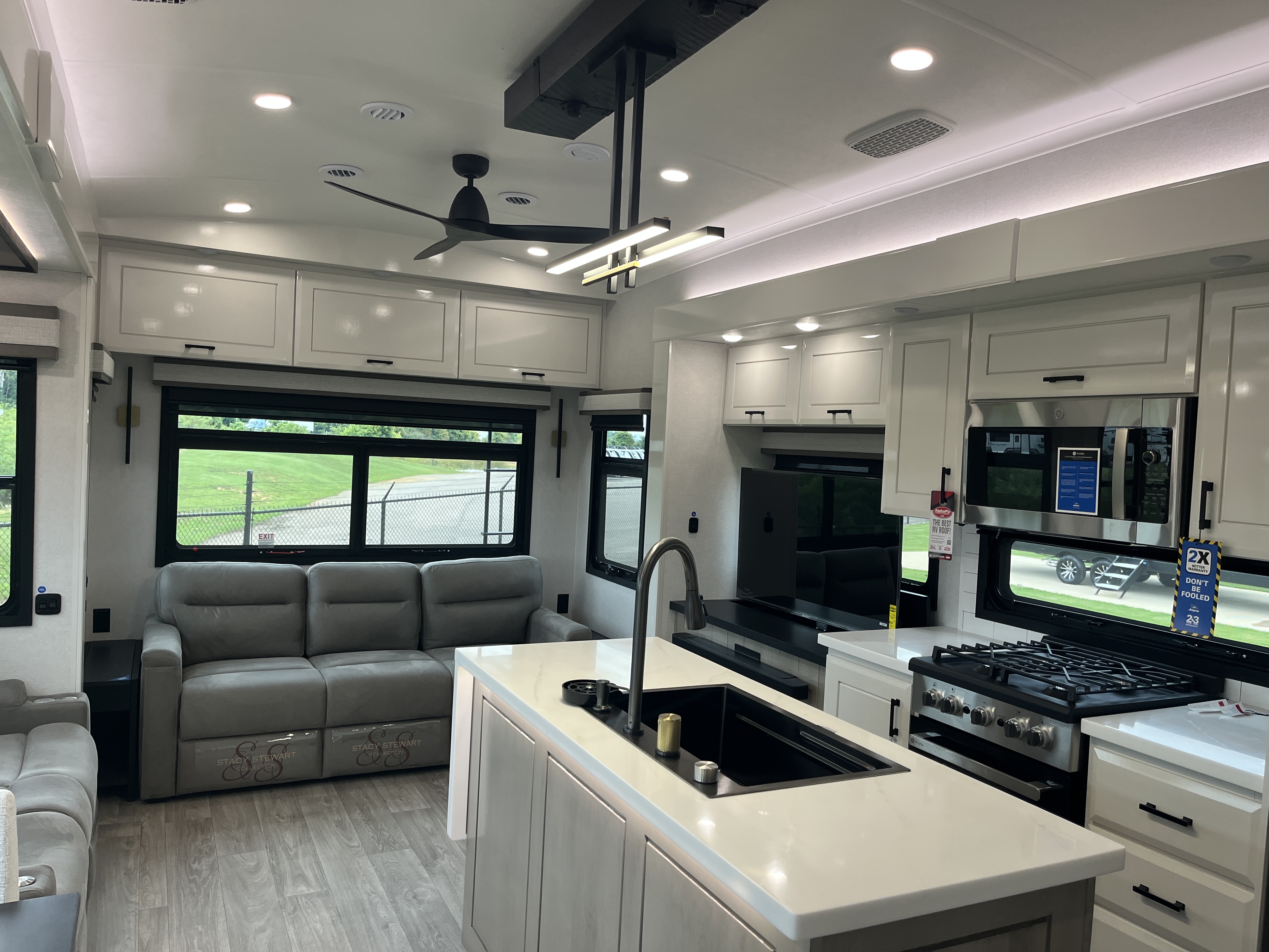 2027 JAYCO PINNACLE 32RLTS - Image 18