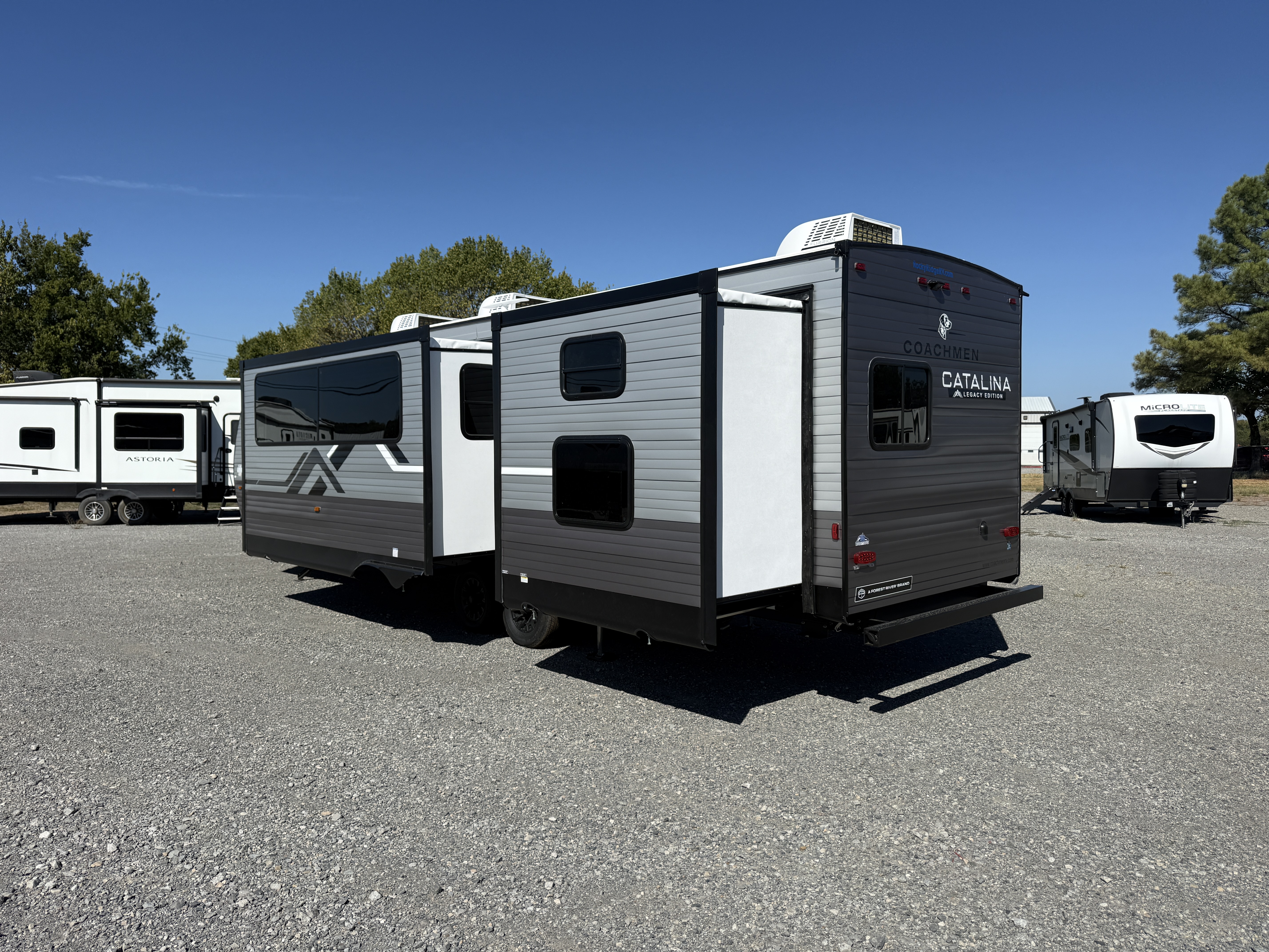 2027 Coachmen Catalina Legacy Edition 323BHDSCK - Image 5
