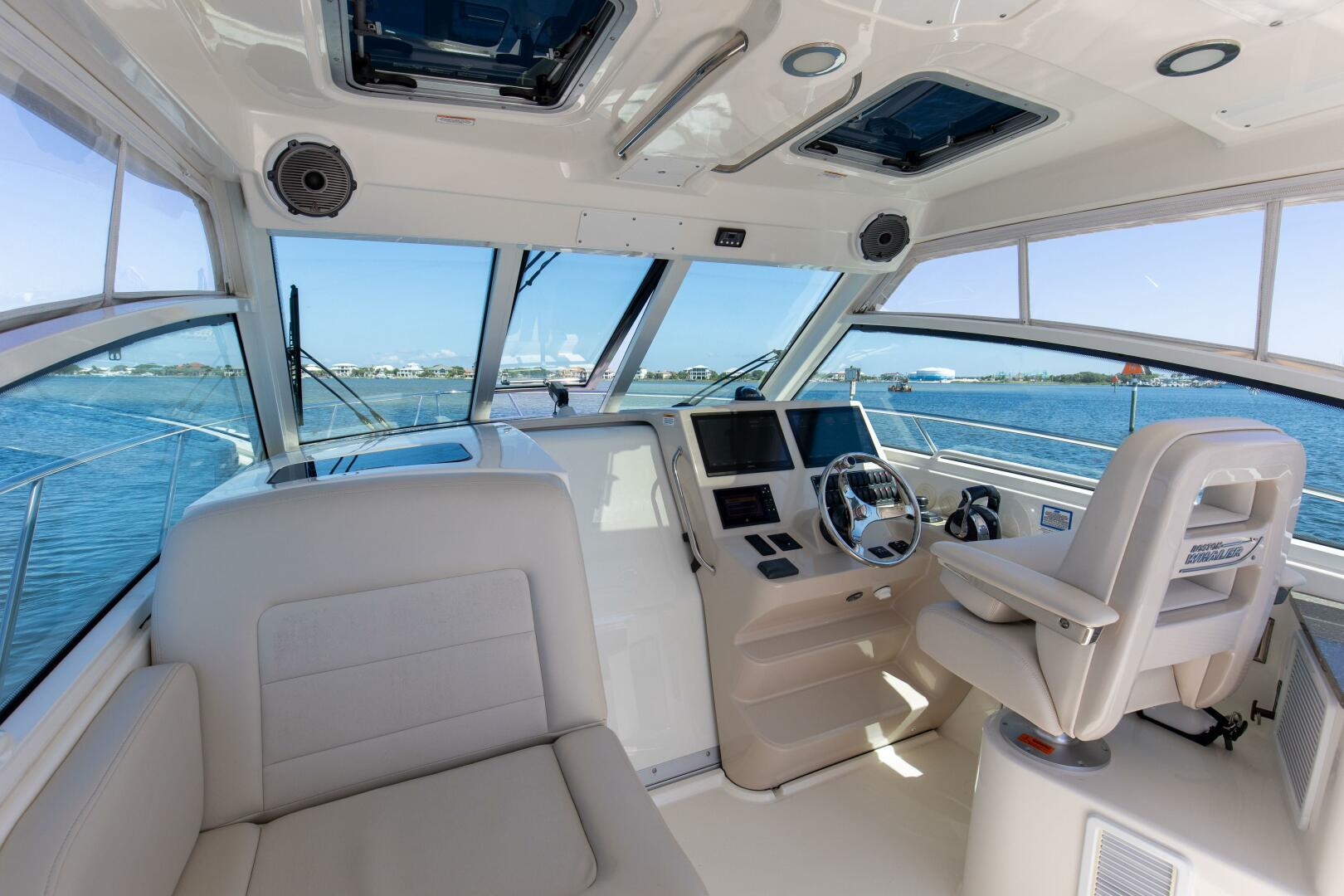 2019 Boston Whaler 345 CONQUEST - Image 19