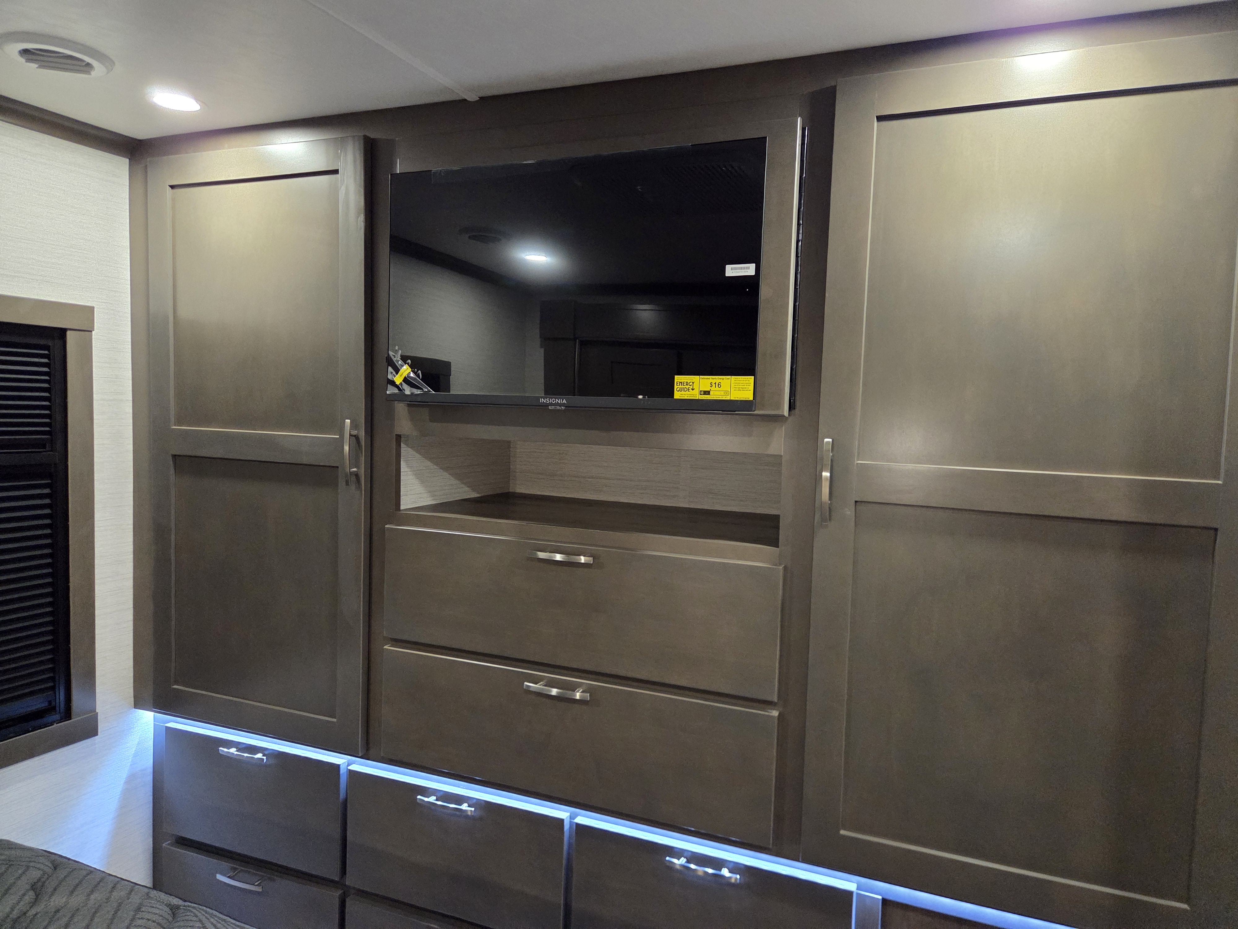 2026 Dynamax Europa 34SS - Image 23