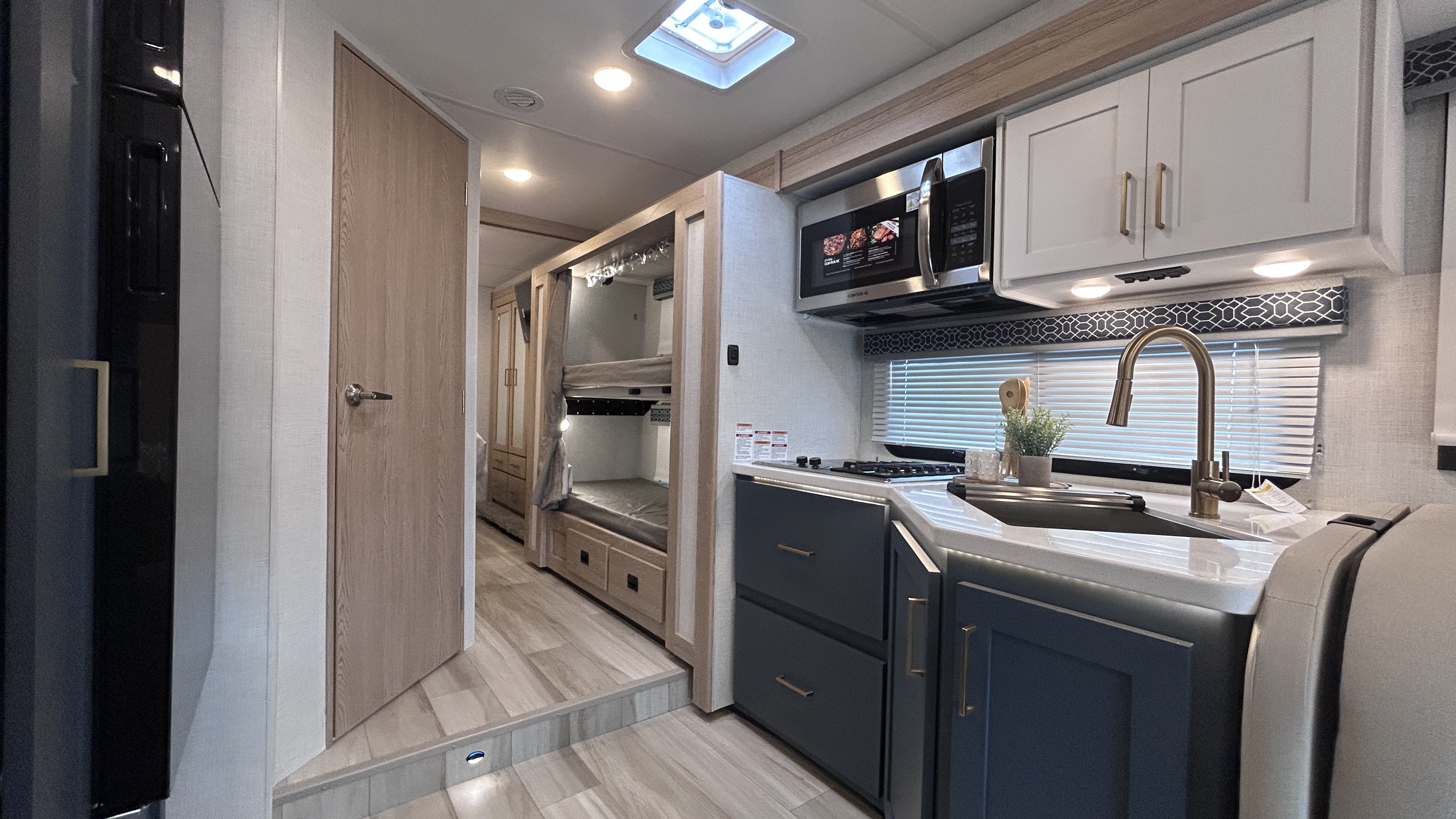2026 Thor Motor Coach Quantum LF31 - Image 25