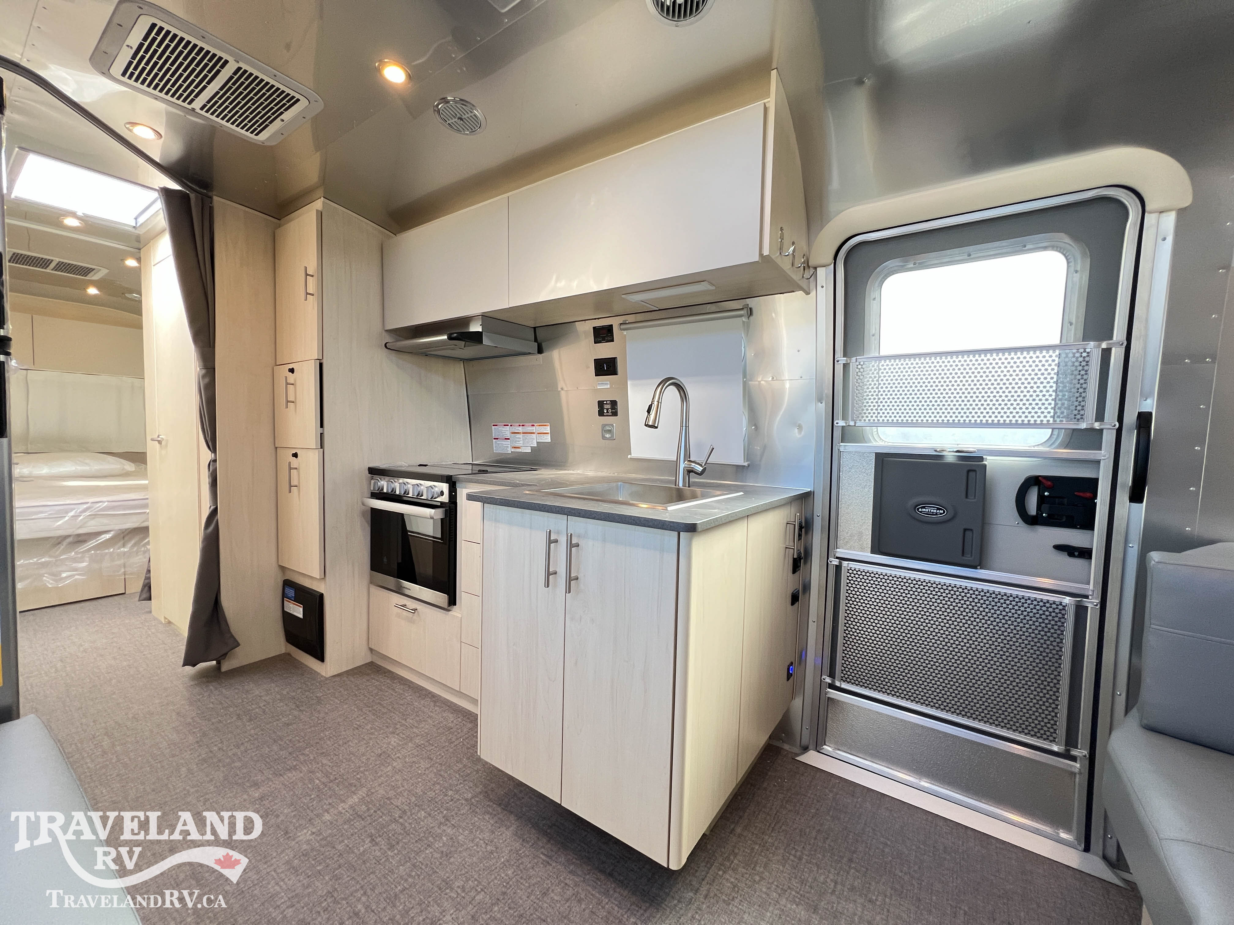 2026 Airstream Flying Cloud 27FB - Image 17