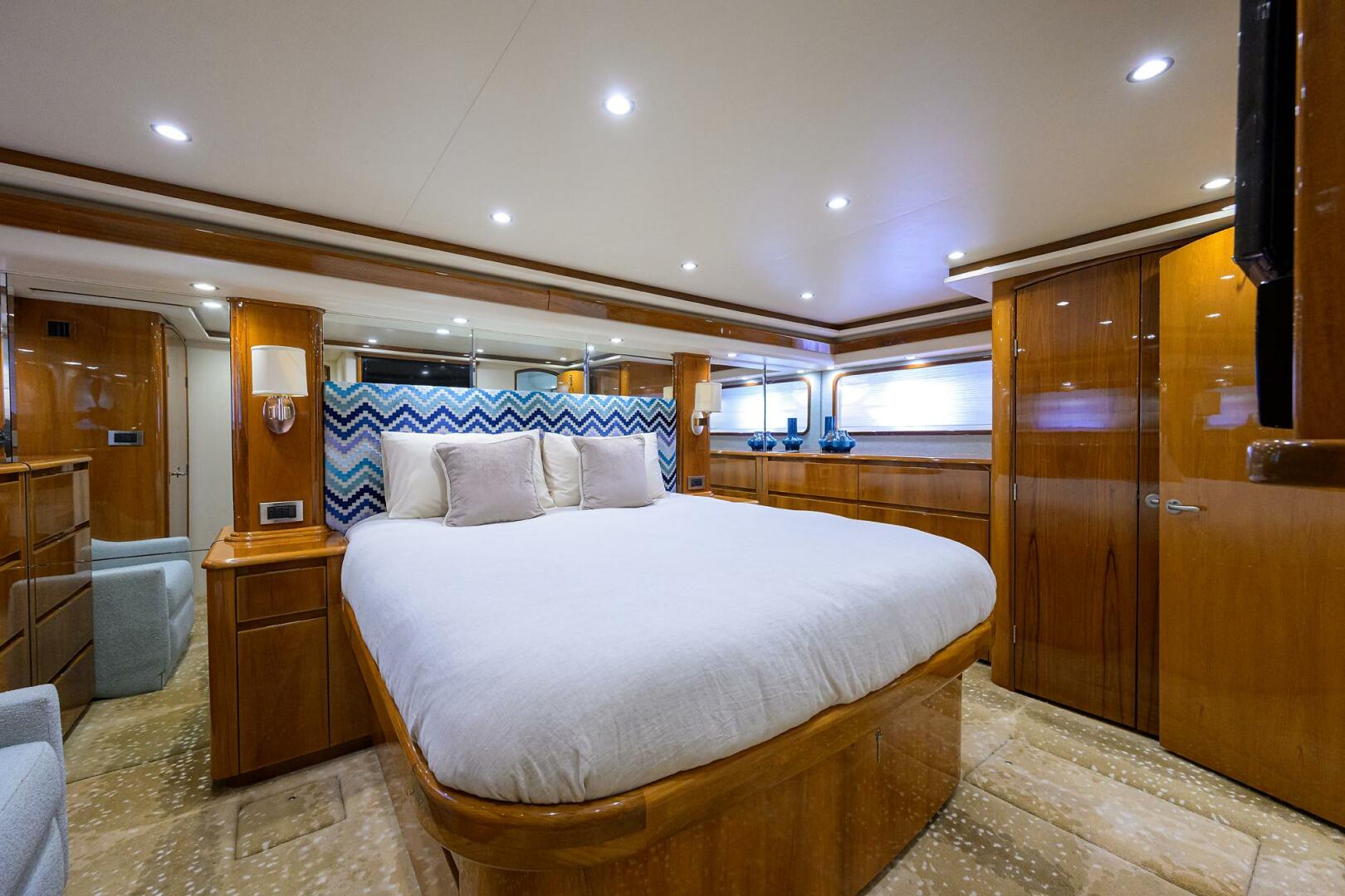 2014 Viking 76 Enclosed Bridge - Image 21