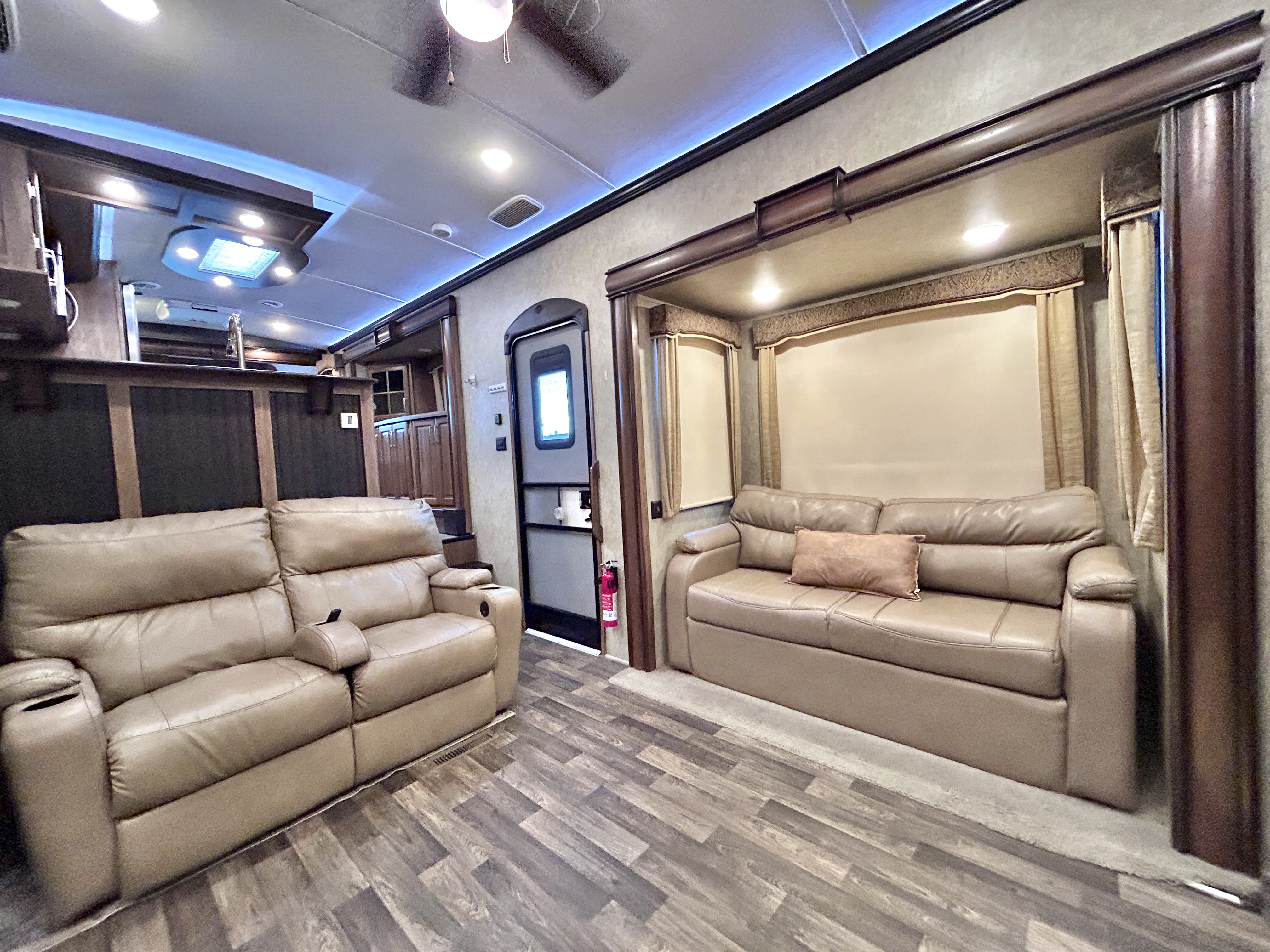 2017 Keystone Montana 3820FK - Image 9