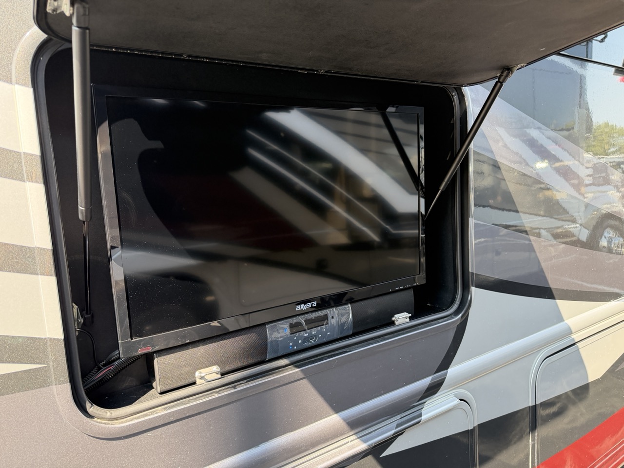 2021 Thor Motor Coach Magnitude SV34 - Image 2
