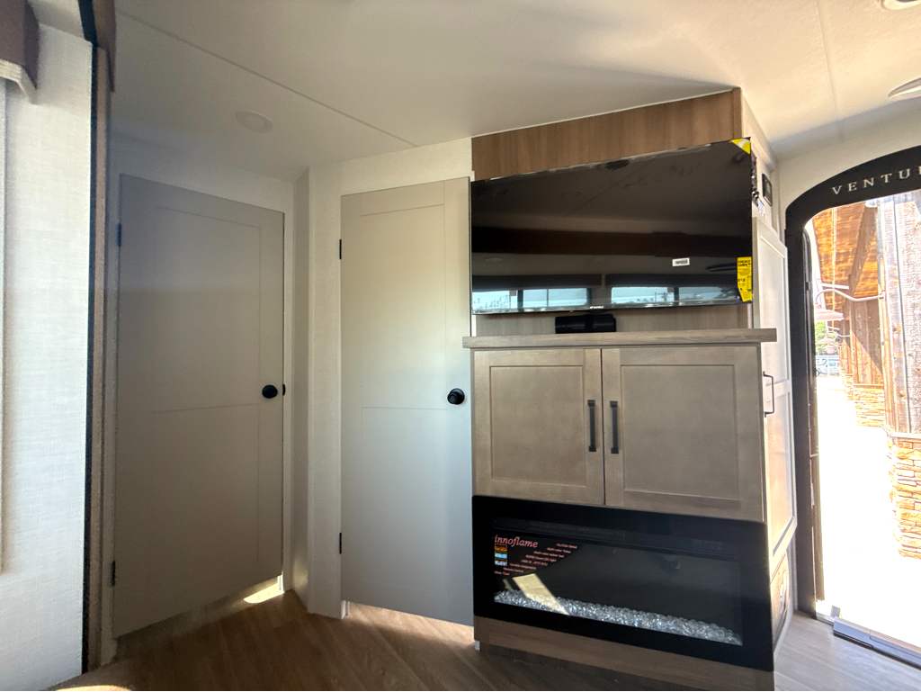 2027 VENTURE RV SPORTTREK 333VIK - Image 14