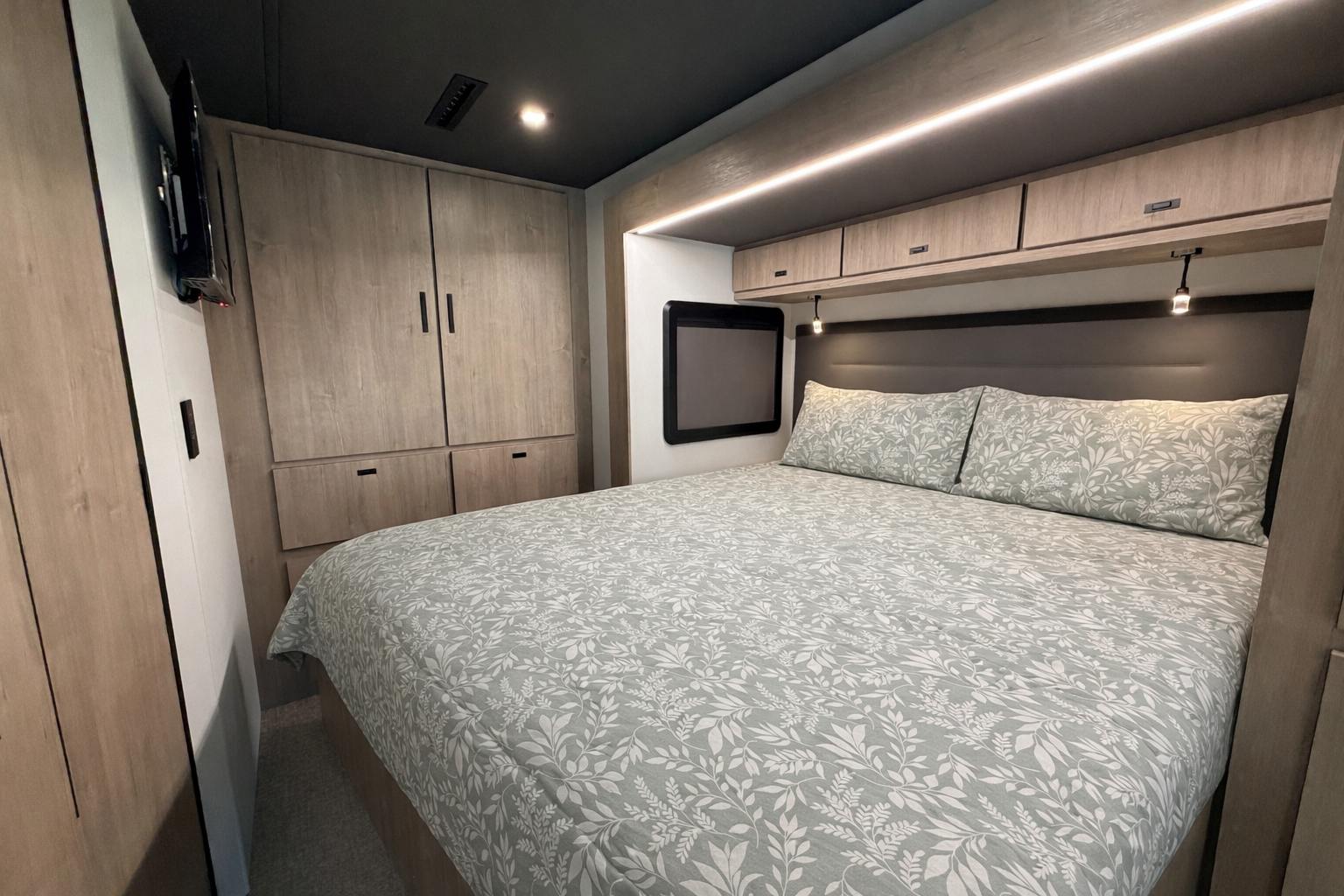 2026 Grand Design Lineage Series M 25FW - Image 20