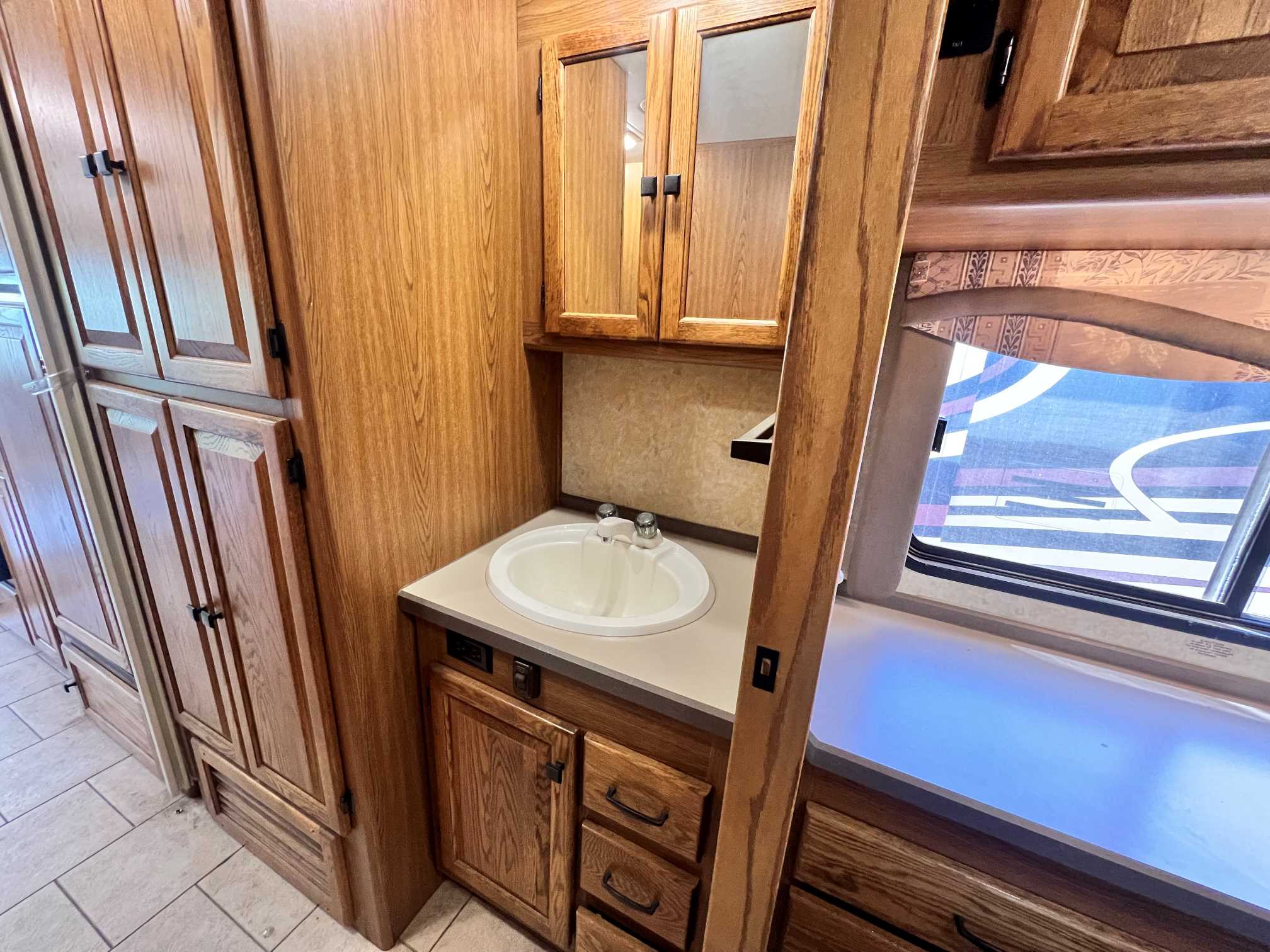 2005 Tiffin Allegro Bay 34XB - Image 21