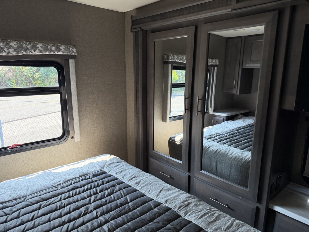 2021 Thor Motor Coach Magnitude SV34 - Image 17
