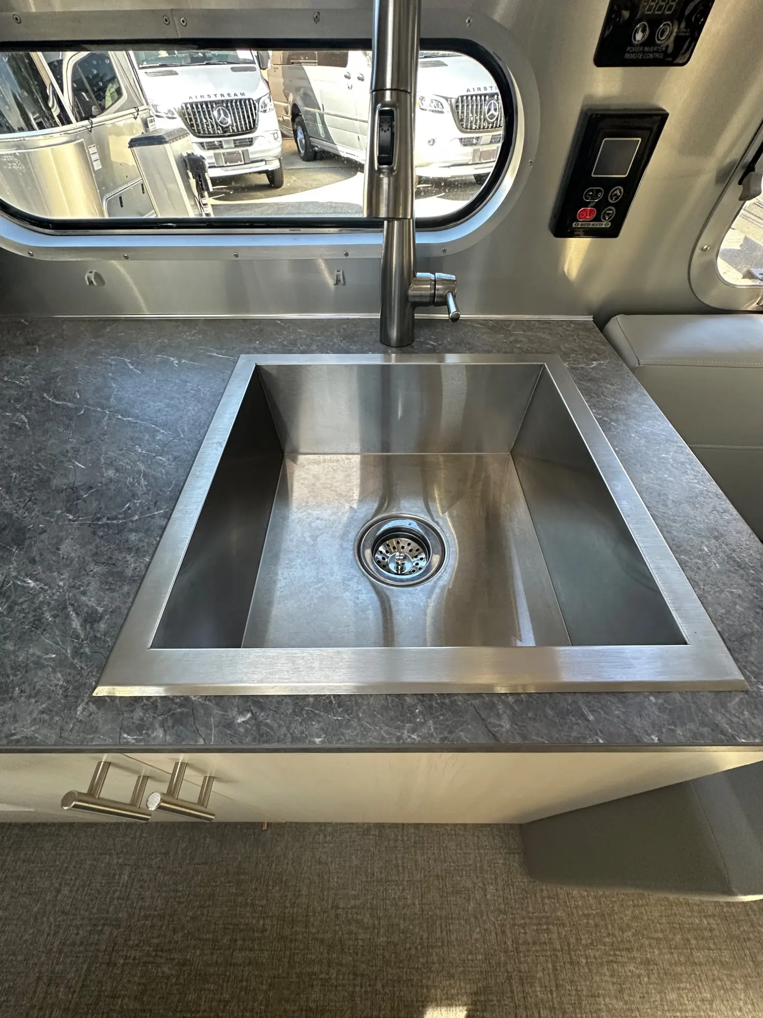 2023 Airstream Flying Cloud 28RBT - Image 9
