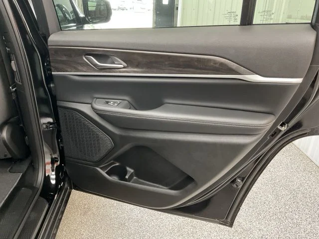 2026 Jeep Grand-Cherokee-L Laredo Altitude 4x4 - Image 34