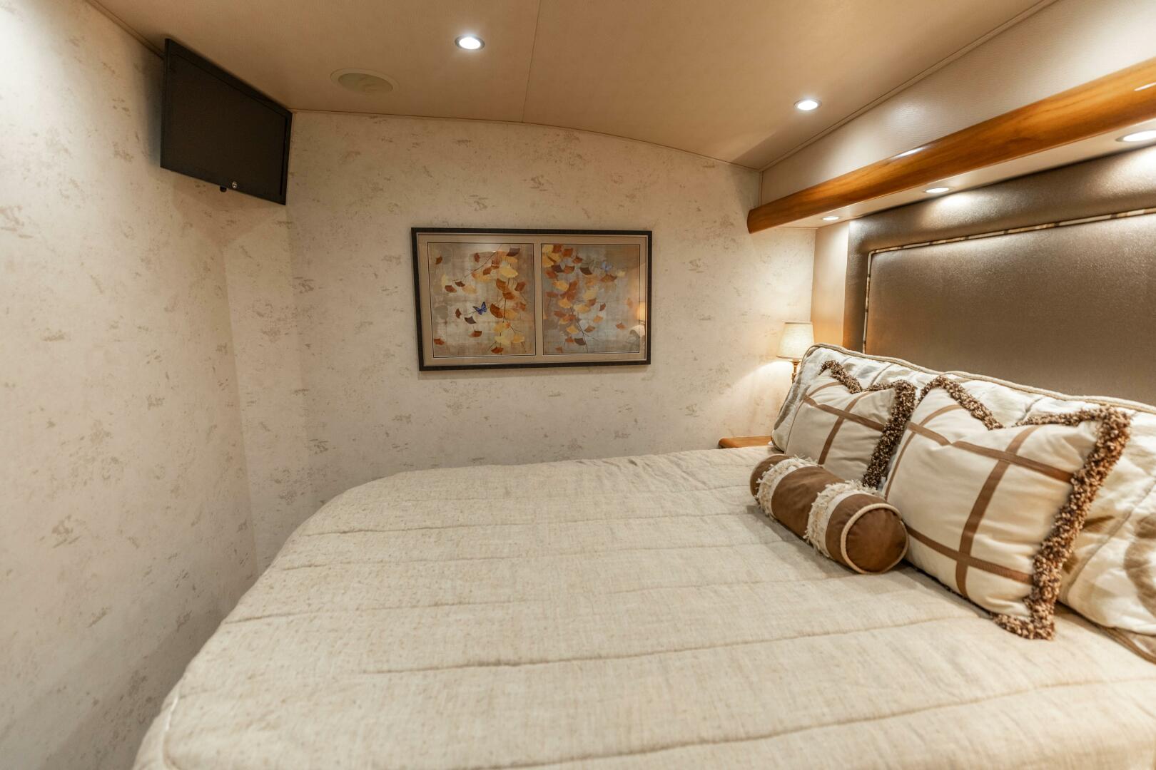 2013 Viking 76 Convertible - Image 39