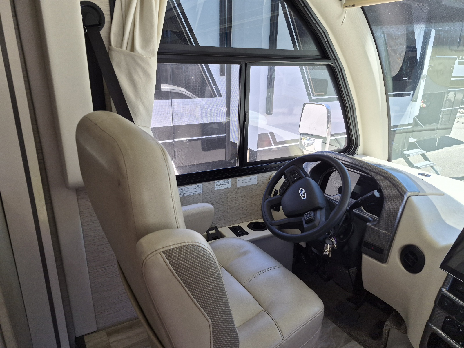 2023 Thor Motor Coach Vegas 24.4 - Image 5